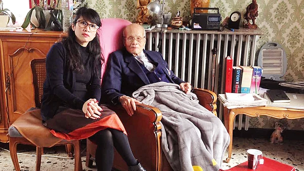 Nhà báo Nguyễn Mỹ Linh trò chuyện với bà con Việt kiều ở Pháp lâu năm.