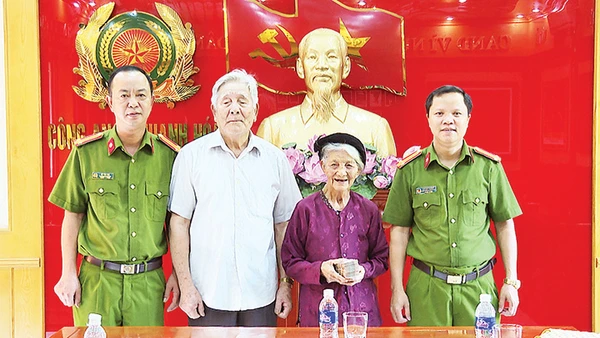 Đội Cảnh sát Hình sự Công an thành phố Thanh Hóa trao trả tài sản cho gia đình bị hại. Ảnh | Thái Thanh
