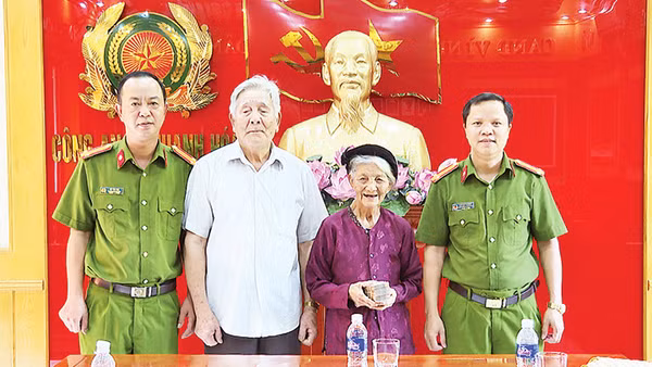 Đội Cảnh sát Hình sự Công an thành phố Thanh Hóa trao trả tài sản cho gia đình bị hại. Ảnh | Thái Thanh