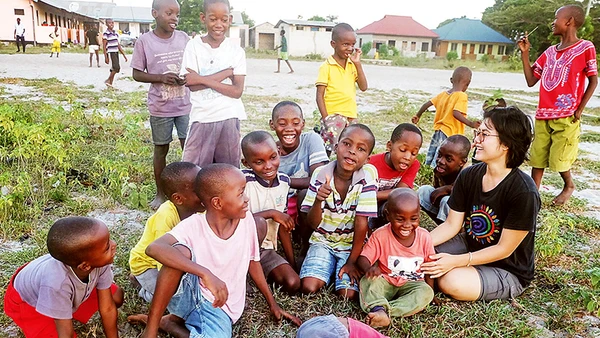 Tác giả chơi cùng các em nhỏ ở ngoại ô Nairobi.