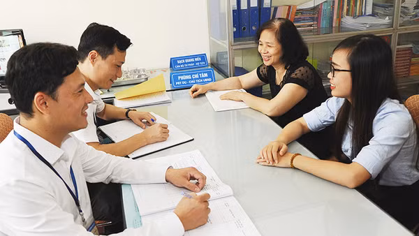 Cán bộ phường Mộ Lao (Hà Đông, Hà Nội) niềm nở tiếp đón người dân làm thủ tục hành chính. Ảnh: HẢI NAM