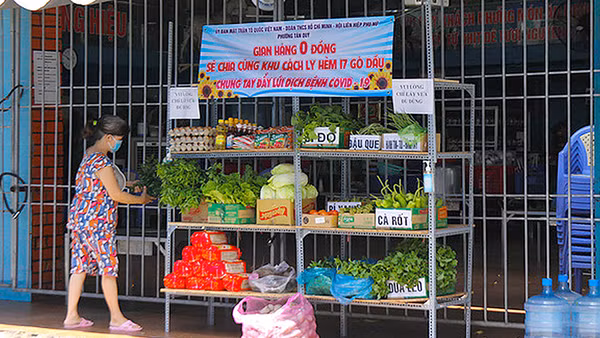 Người dân hẻm 17, đường Gò Dầu (phường Tân Quý, quận Tân Phú, TP Hồ Chí Minh) đi chợ tại "Gian hàng 0 đồng sẻ chia cùng khu cách ly". Ảnh: HUẾ XUÂN