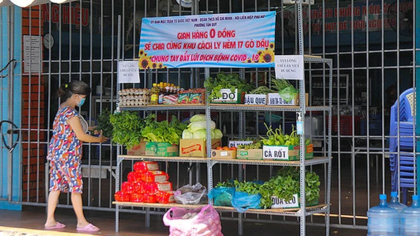 Người dân hẻm 17, đường Gò Dầu (phường Tân Quý, quận Tân Phú, TP Hồ Chí Minh) đi chợ tại "Gian hàng 0 đồng sẻ chia cùng khu cách ly". Ảnh: HUẾ XUÂN