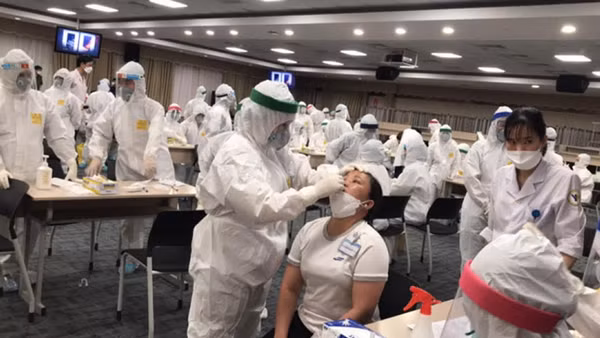 Ban Quản lý KCX-KCN TP Hồ Chí Minh phối hợp Trung tâm y tế lấy mẫu xét nghiệm sàng lọc Covid-19 ngẫu nhiên tại một công ty ở KCX Tân Thuận (quận 7, TP Hồ Chí Minh).