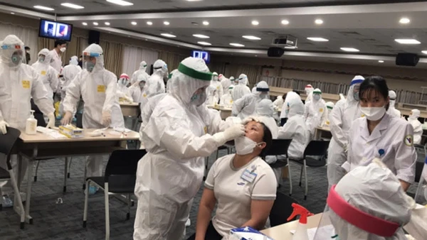 Ban Quản lý KCX-KCN TP Hồ Chí Minh phối hợp Trung tâm y tế lấy mẫu xét nghiệm sàng lọc Covid-19 ngẫu nhiên tại một công ty ở KCX Tân Thuận (quận 7, TP Hồ Chí Minh).