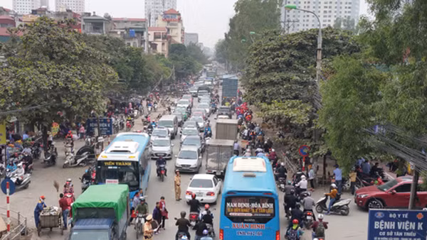 Tuyến đường đường 70 đoạn Hà Đông - Văn Điển thường xuyên bị ùn tắc vào giờ cao điểm. (Ảnh: NAM KHÁNH).