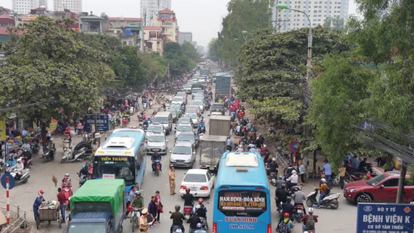Tuyến đường đường 70 đoạn Hà Đông - Văn Điển thường xuyên bị ùn tắc vào giờ cao điểm. (Ảnh: NAM KHÁNH).