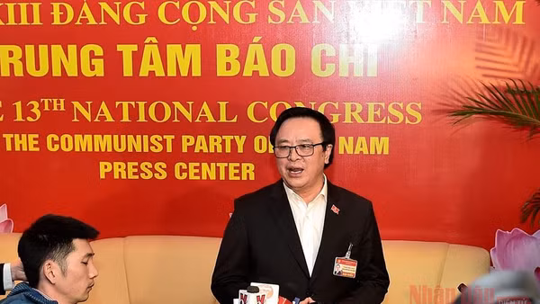 Đồng chí Hoàng Bình Quân, Trưởng Ban Đối ngoại T.Ư trả lời phỏng vấn báo chí bên lề Đại hội Đảng lần thứ XIII chiều 27-1. Ảnh: DUY LINH.