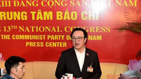 Đồng chí Hoàng Bình Quân, Trưởng Ban Đối ngoại T.Ư trả lời phỏng vấn báo chí bên lề Đại hội Đảng lần thứ XIII chiều 27-1. Ảnh: DUY LINH.