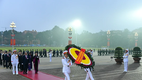 Vòng hoa của Đoàn mang dòng chữ: "Đời đời nhớ ơn Chủ tịch Hồ Chí Minh vĩ đại".