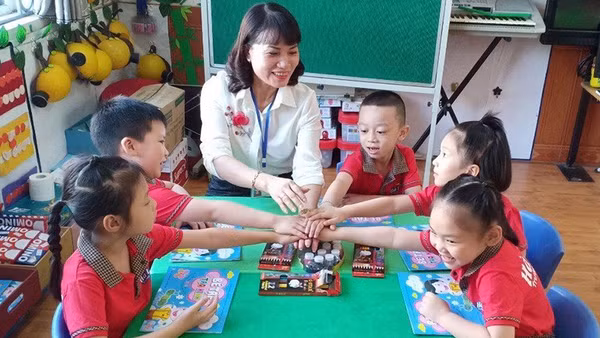 Cô giáo Hoàng Thị Vân và các học sinh Trường mầm non Hà Lầm, TP Hạ Long (Quảng Ninh).