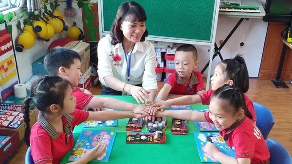 Cô giáo Hoàng Thị Vân và các học sinh Trường mầm non Hà Lầm, TP Hạ Long (Quảng Ninh).