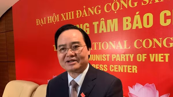 Bộ trưởng Giáo dục và Đào tạo Phùng Xuân Nhạ trả lời phỏng vấn báo chí bên lề Đại hội Đảng lần thứ XIII.
