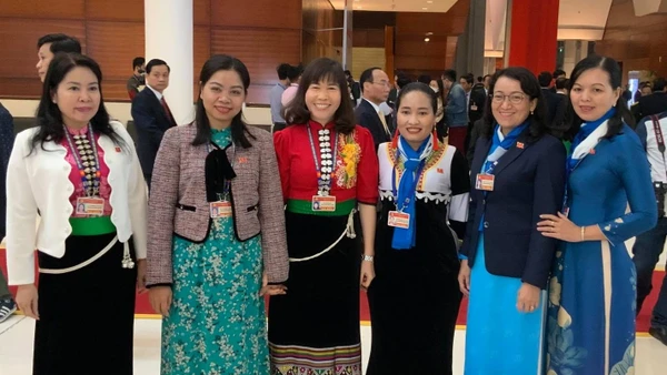 Giây phút nghỉ giải lao của các đại biểu nữ bên lề Đại hội Đảng lần thứ XIII.