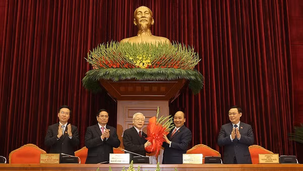 Thay mặt Bộ Chính trị, đồng chí Nguyễn Xuân Phúc, Thủ tướng Chính phủ tặng hoa chúc mừng đồng chí Nguyễn Phú Trọng được tín nhiệm bầu làm Tổng Bí thư Ban Chấp hành Trung ương Đảng Cộng sản Việt Nam khóa XIII. (Ảnh: TRÍ DŨNG/TTXVN)