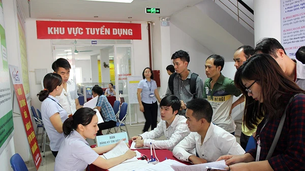 Không ít người lao động muốn làm thêm dịp cuối năm để cải thiện thu nhập đón Tết.