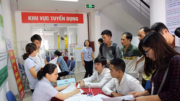 Không ít người lao động muốn làm thêm dịp cuối năm để cải thiện thu nhập đón Tết.