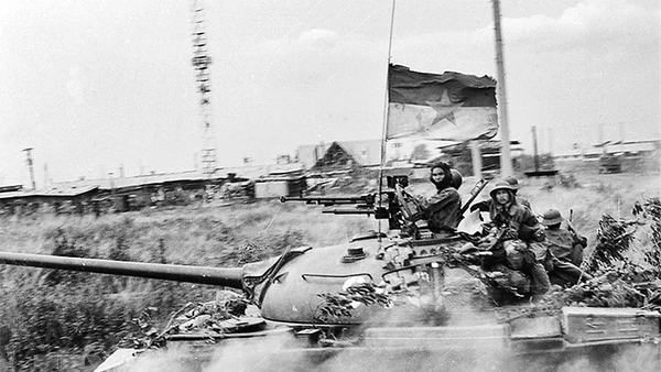 Quân Giải phóng đánh chiếm Trường Tăng thiết giáp của ngụy tại căn cứ Nước Trong (Biên Hòa). Ảnh: HỨA KIỂM - TTXVN