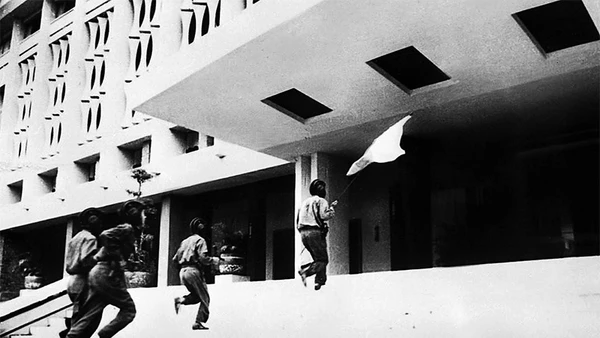 11 giờ 30 phút ngày 30-4-1975, bộ đội ta cầm cờ tiến vào Dinh Ðộc Lập. Ảnh: Vũ Tạo - TTXVN