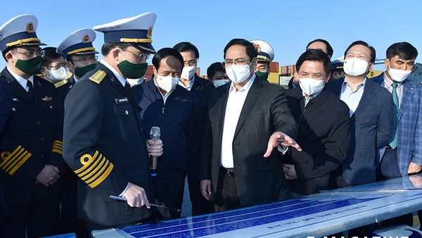 Thủ tướng Phạm Minh Chính đến thăm và khảo sát Khu bến cảng container quốc tế Lạch Huyện (Hải Phòng). Ảnh: Trần Hải 