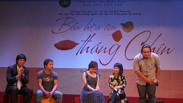 Các cây bút trẻ trao đổi tại tọa đàm Bản hòa âm tháng Chín.Ảnh: Việt Khôi