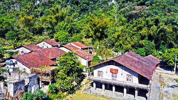 Làng đá nhìn từ trên cao.