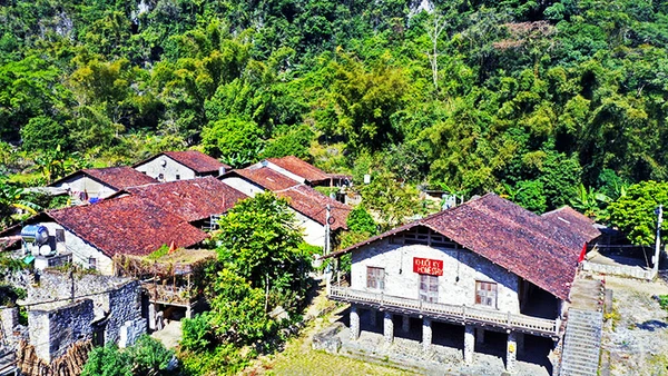 Làng đá nhìn từ trên cao.