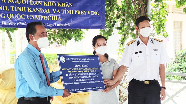 Ông Châu Văn Chi (trái) tiếp nhận quà tặng kiều bào và người dân Campuchia của TP Hồ Chí Minh. 