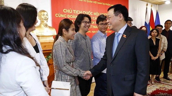 Cùng Chủ tịch Quốc hội bay xuyên tâm dịch