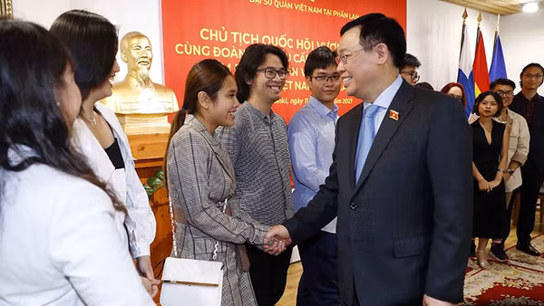 Cùng Chủ tịch Quốc hội bay xuyên tâm dịch