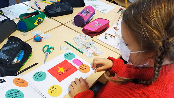 Một bé gái lai Pháp bên quốc kỳ Việt Nam. 