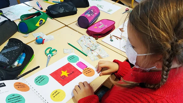 Một bé gái lai Pháp bên quốc kỳ Việt Nam. 