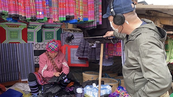 Thực hiện thu âm thanh tại chợ Tú Lệ (Văn Chấn, Yên Bái).
