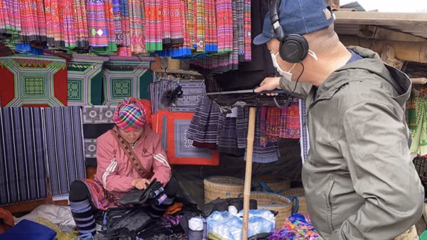 Thực hiện thu âm thanh tại chợ Tú Lệ (Văn Chấn, Yên Bái).