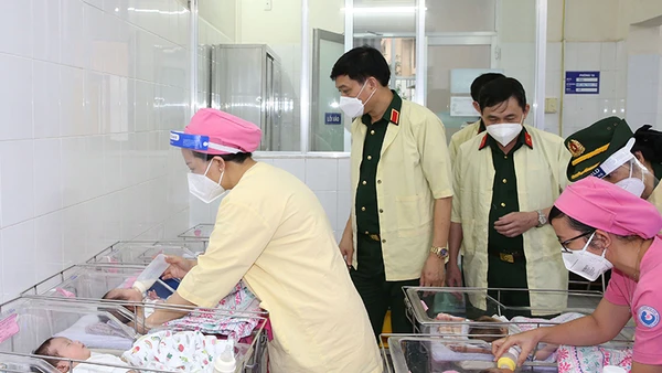 Đoàn công tác Bộ Quốc phòng thăm, tặng quà các cháu sơ sinh gặp hoàn cảnh khó khăn do dịch Covid-19 (ảnh trên).