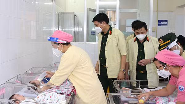 Đoàn công tác Bộ Quốc phòng thăm, tặng quà các cháu sơ sinh gặp hoàn cảnh khó khăn do dịch Covid-19 (ảnh trên).
