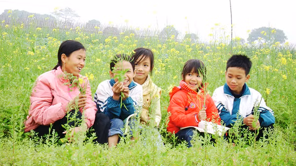 Trẻ em làng quê hồn nhiên.