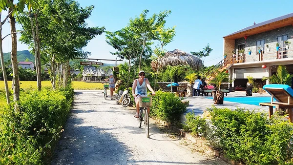 Du khách nước ngoài thăm phong cảnh làng quê Cự Nẫm (Ảnh chụp tháng 4/2021).