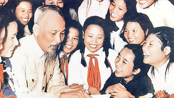 Bác Hồ với các cháu học sinh Trường Trưng Vương (năm 1955). Ảnh: Đinh Đăng Định 