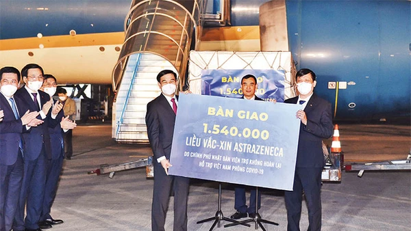 Đại tướng Phan Văn Giang, Ủy viên Bộ Chính trị, Bộ trưởng Quốc phòng bàn giao cho Bộ trưởng Y tế Nguyễn Thanh Long 1.540.000 liều vắc-xin AstraZeneca do Chính phủ Nhật Bản viện trợ không hoàn lại. Ảnh: NHẬT BẮC