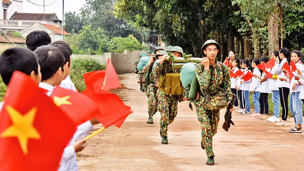 Các chiến sĩ Sư đoàn 3 diễn tập hành quân chiến đấu. Ảnh | Trần Hải