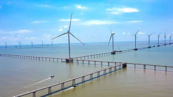 Cần có cơ chế, chính sách khuyến khích nhằm thu hút vốn đầu tư tư nhân phát triển nguồn điện năng lượng tái tạo. Ảnh: Hương Trà 