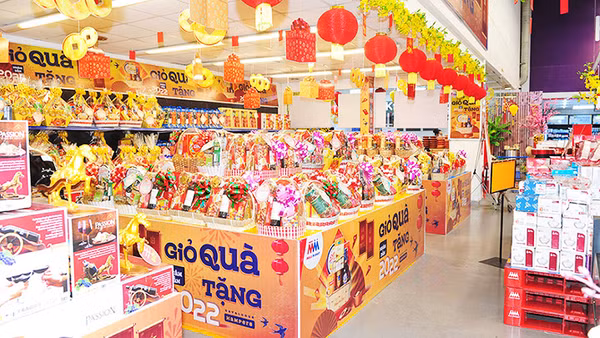 Nhiều siêu thị điều chỉnh giờ bán hàng để phục vụ nhu cầu mua sắm Tết của người dân.