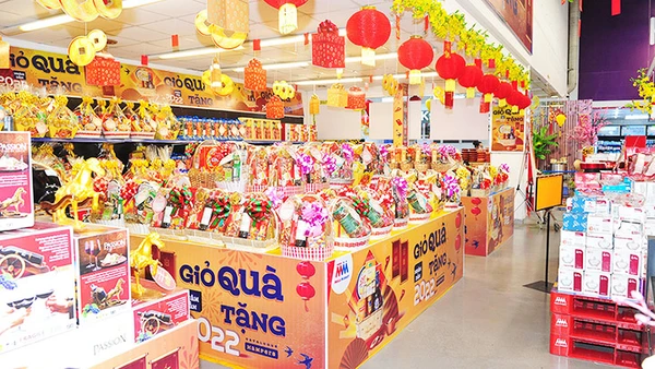 Nhiều siêu thị điều chỉnh giờ bán hàng để phục vụ nhu cầu mua sắm Tết của người dân.