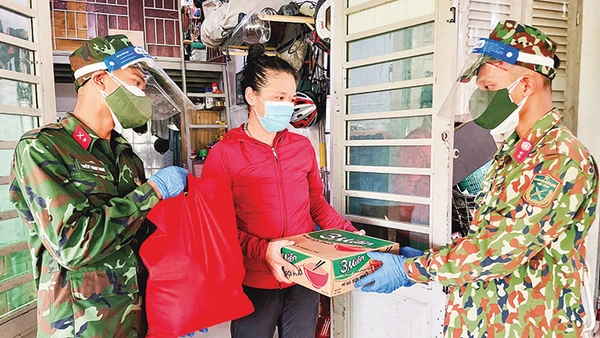 Bộ đội hỗ trợ người dân TP Hồ Chí Minh giữa mùa dịch Covid-19. Ảnh: KHỞI MINH