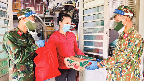 Bộ đội hỗ trợ người dân TP Hồ Chí Minh giữa mùa dịch Covid-19. Ảnh: KHỞI MINH