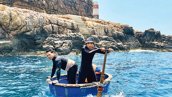 Hòn Ông Căn là đảo xa nhất ở cụm đảo Hòn Sẹo. 