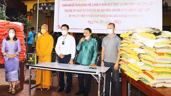 Ông Hùng phát biểu ý kiến tại một buổi ủng hộ kiều bào nghèo tại Lào