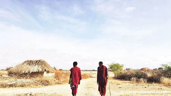Chàng trai Ole trong bộ Shuka trên đường về nhà.