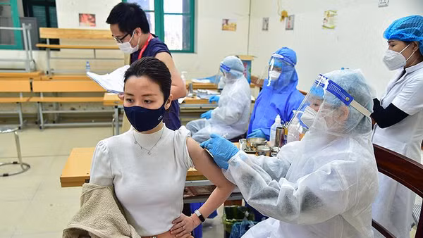 Trong 2 ngày 6-7/1/2022, quận Hoàn Kiếm (Hà Nội) tổ chức tiêm vaccine phòng Covid-19 mũi 3 cho các đối tượng ưu tiên và người dân trên địa bàn. (Ảnh: THÀNH ĐẠT) 